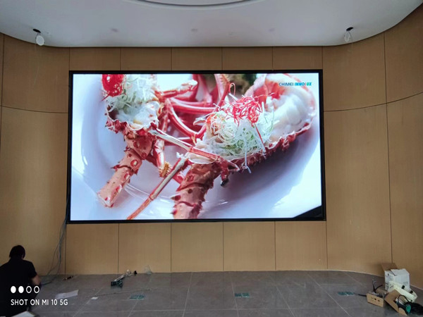 鲁甸会议室p2室内led大屏